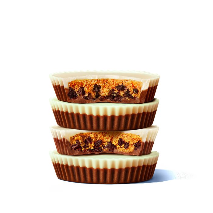 Reese's Oreo Milk Chocolate & White Creme Cups Filled with Peanut Butter & Oreo Cookie Pieces 1.4oz